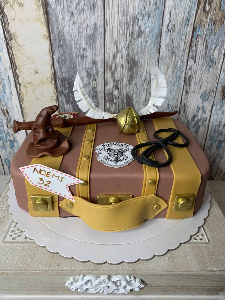 Tarta de Harry Potter maleta escuela de magia Hogwarts