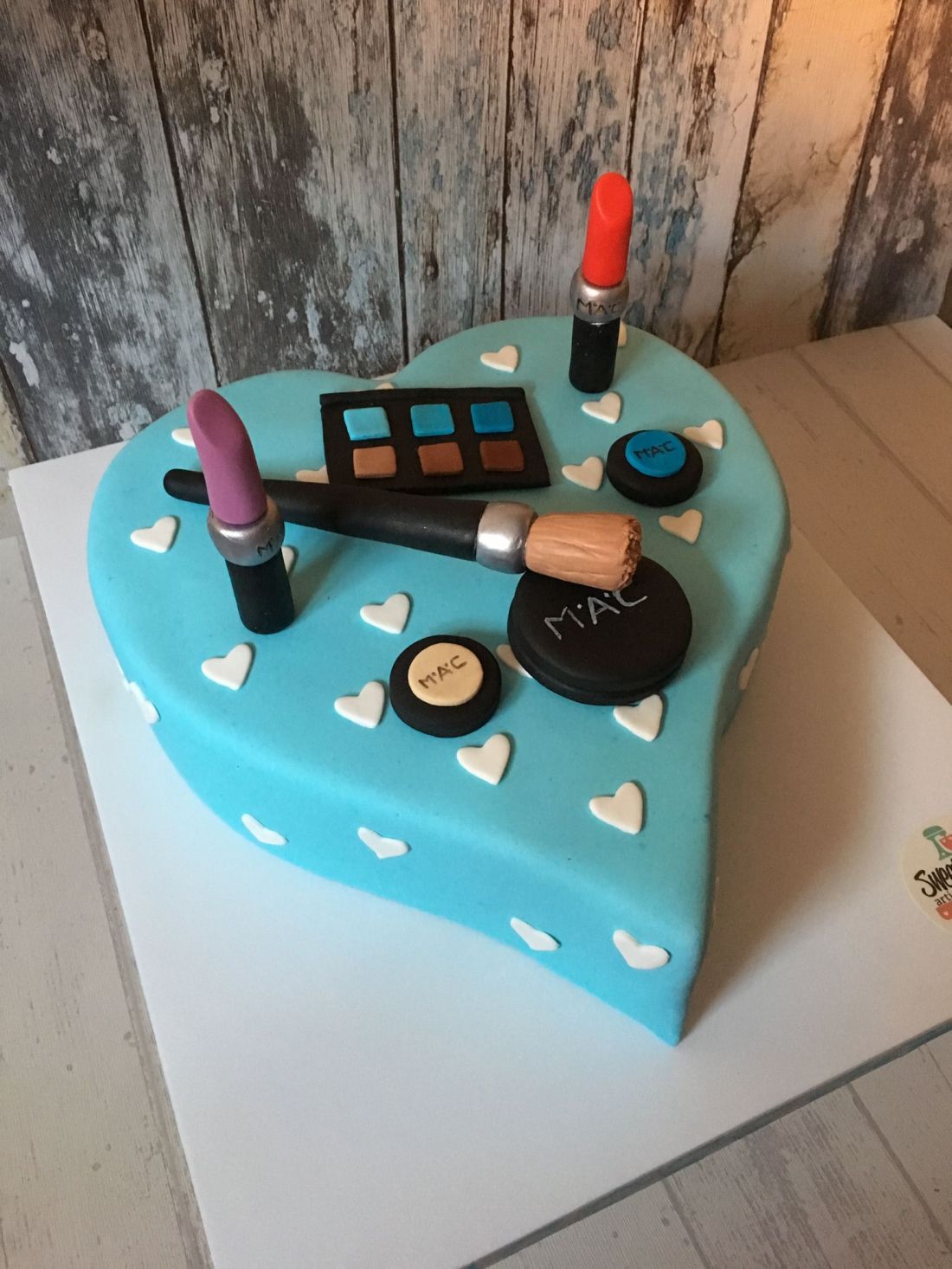 tarta de maquillaje con forma de corazón