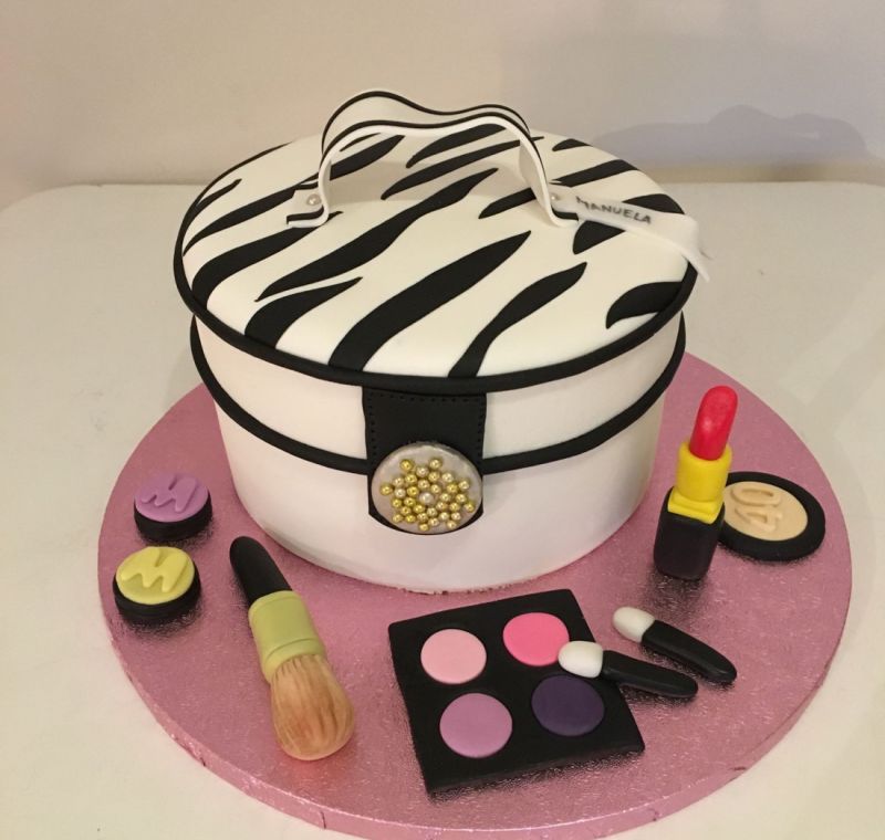 Tarta de fondant de un bolso con kit de maquillaje