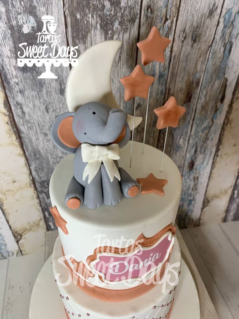 Tarta del elefante dumbo en fondant decorada con luna y estrellas