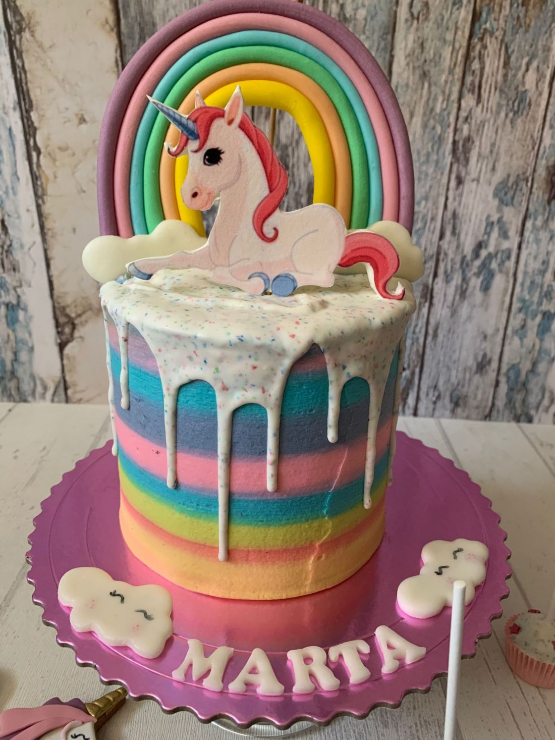 Tarta con un arcoiris y unicornio