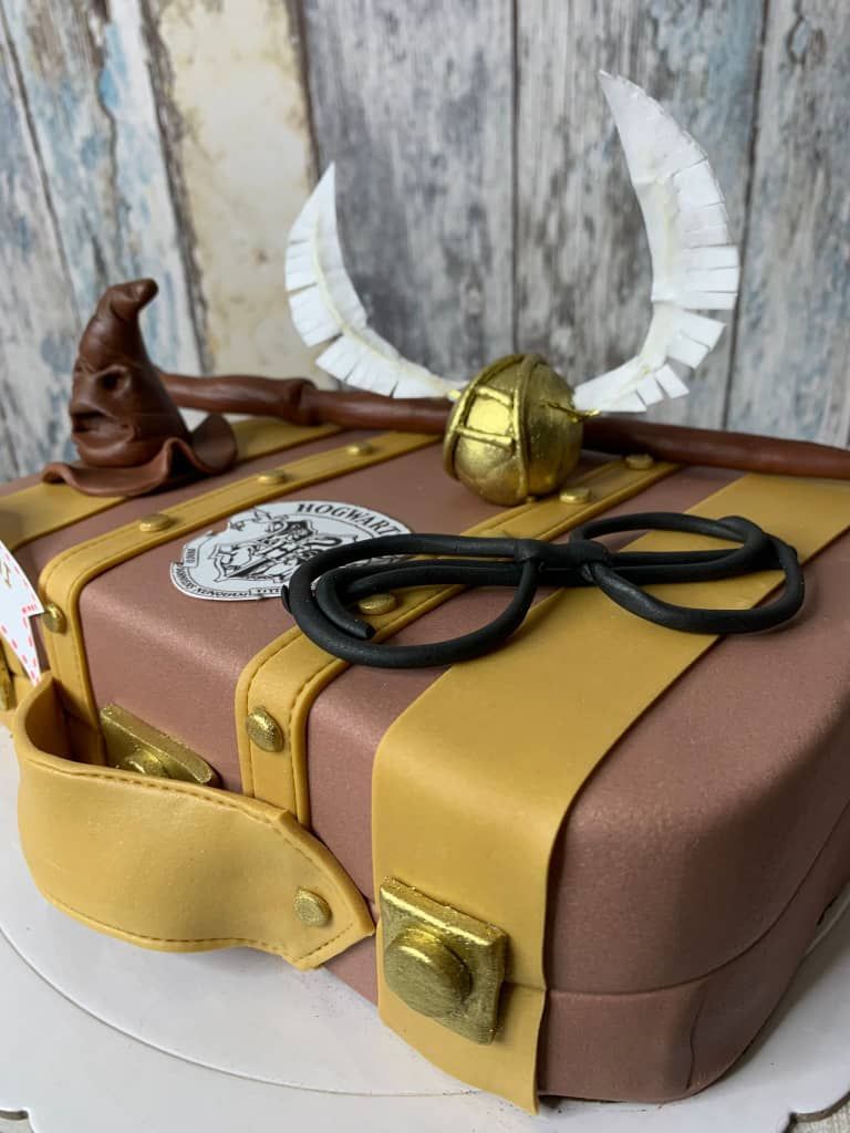 Tarta de Harry Potter cumpleaños maleta escuela de magia Hogwarts