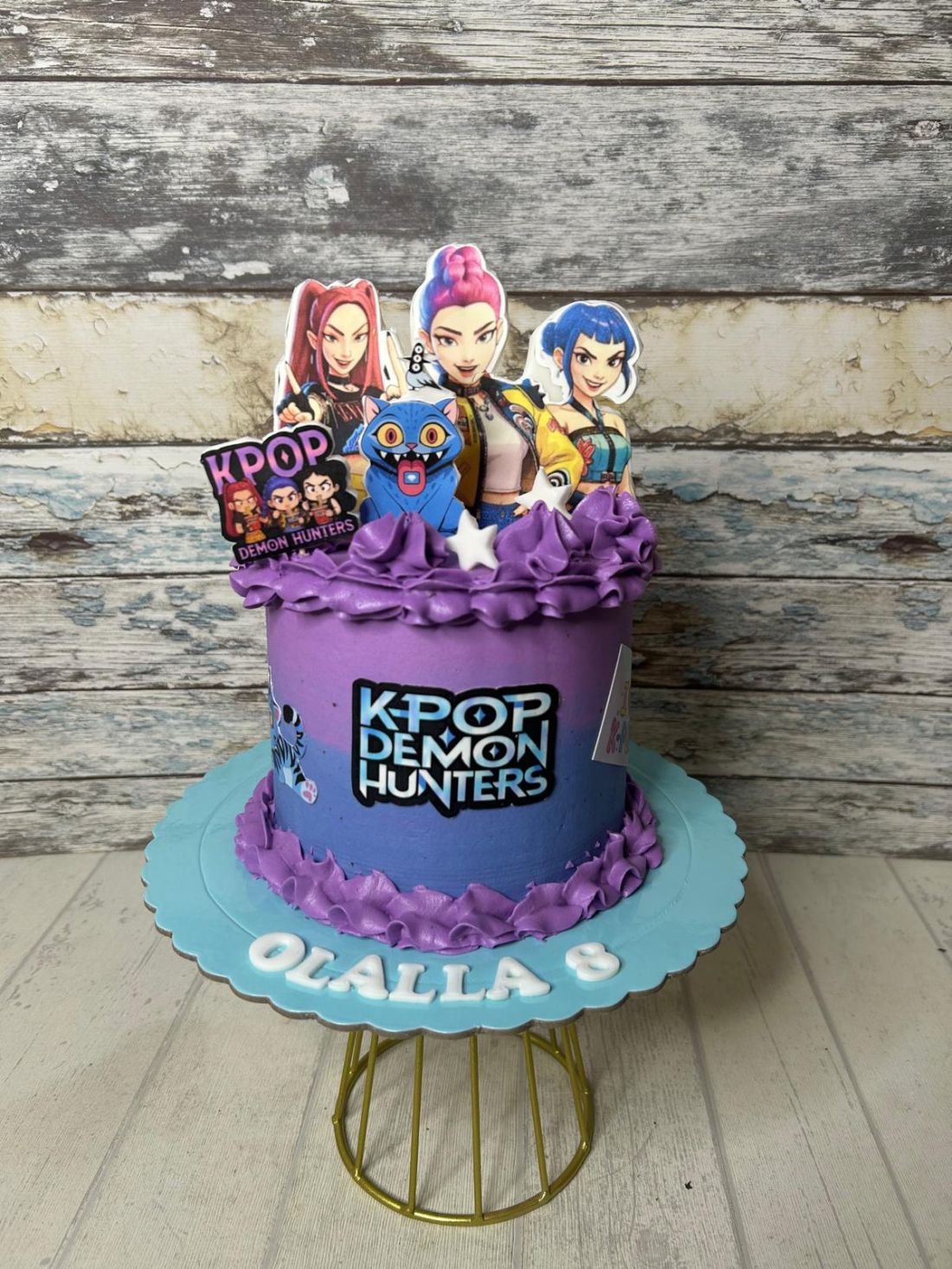 Tarta fondant temática de K pop Demon Hunters con degradado violeta y azul