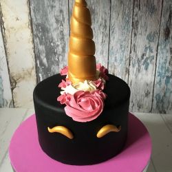 Tarta de unicornio en negro