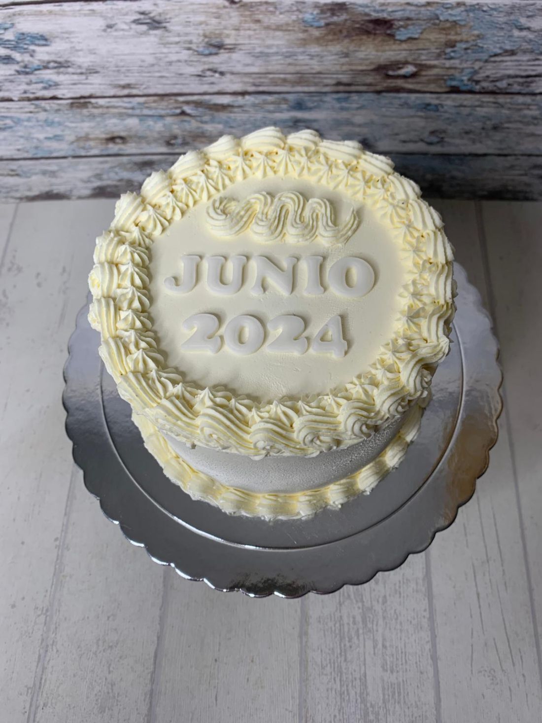 Tarta fondat de Revelación de Género Personalizada con Glaseado de Crema de Mantequilla y Fecha de Junio 2024 en Español