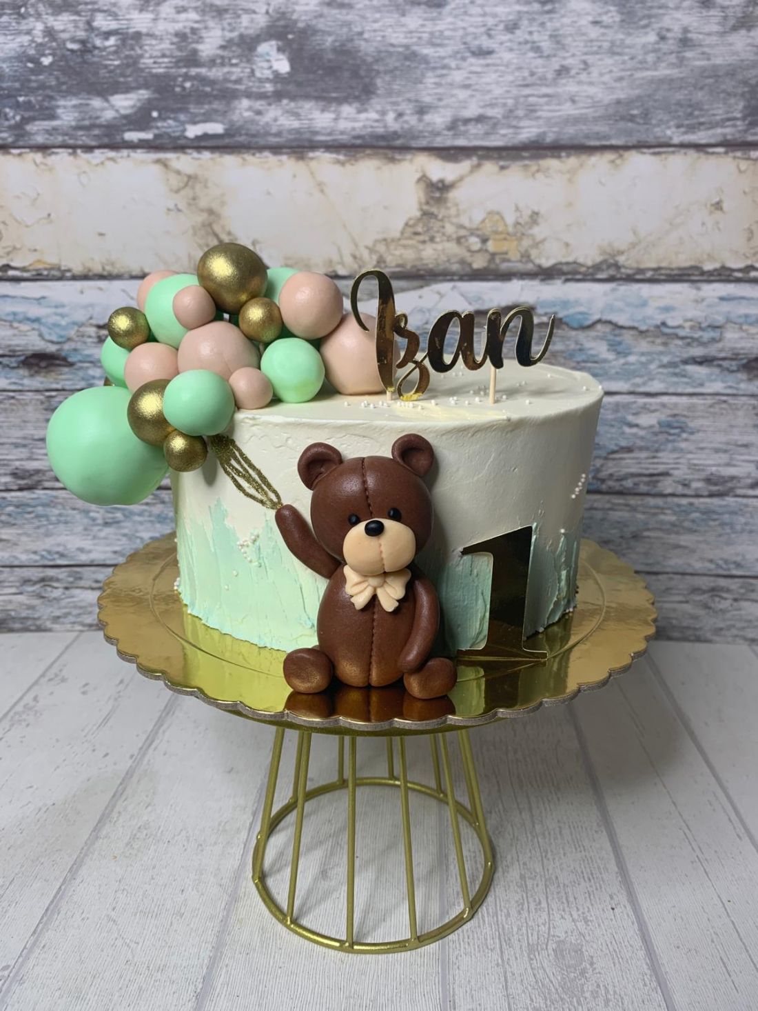 Tarta fondant de un peluche agarrando globos