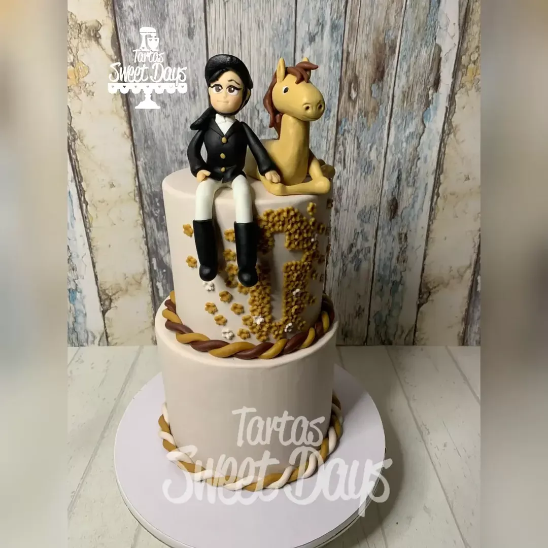 Tarta ecuestre de dos pisos en Madrid