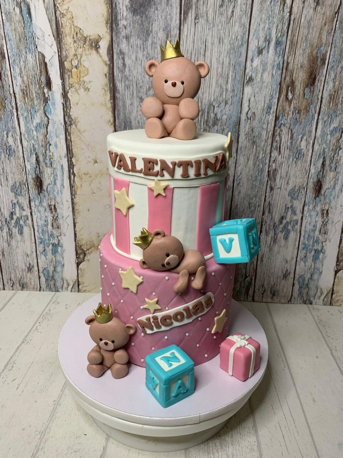 Tarta fondant dos niveles con osos y coronas