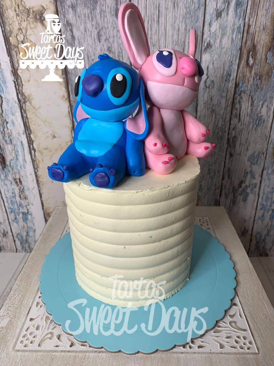 Tarta de fondant Stitch y lilo hecha en Sweet Days Madrid