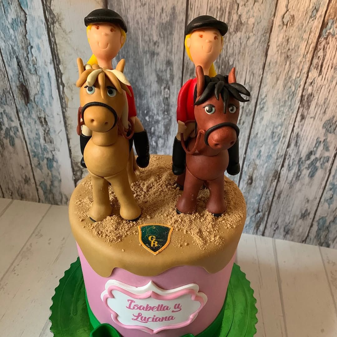 Tarta de caballos con jinetes personalizada en Madrid