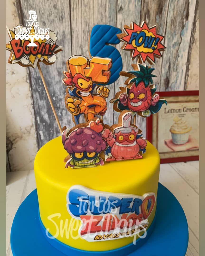 Tarta con los personajes de super things hecha en fondant para fiesta de cumpleaños