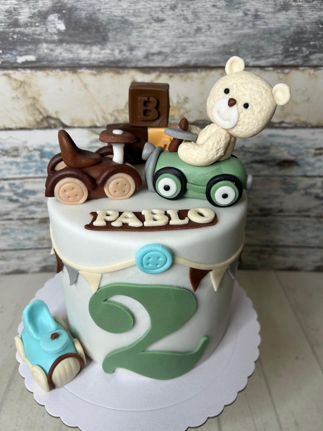 Tarta fondant de cumpleaños con oso de Peluche en coche de juguete