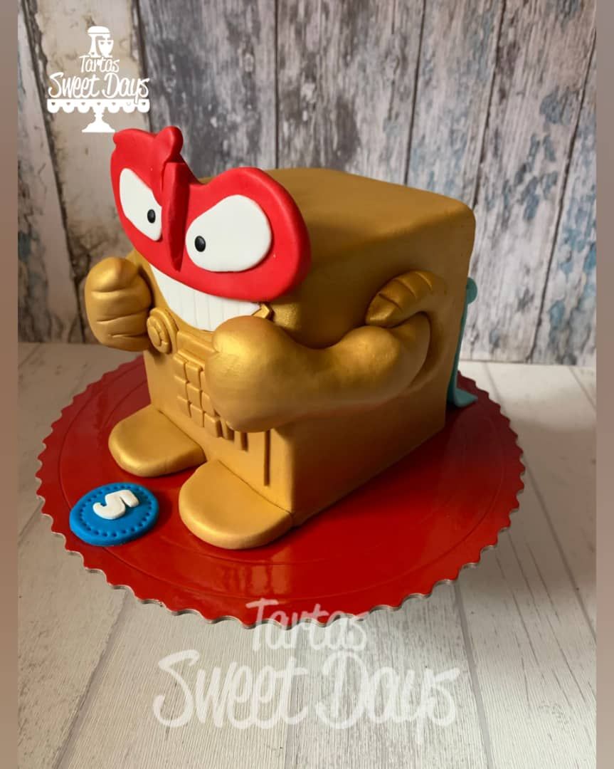 Tarta fondant del personaje rail runner de la sierie super things de perfil