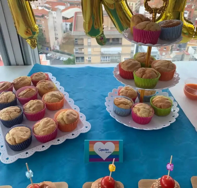 Cupcakes personalizados para el Pride decorados con colores del arcoíris y temática LGBT , ideales para celebraciones del Orgullo y eventos especiales gay