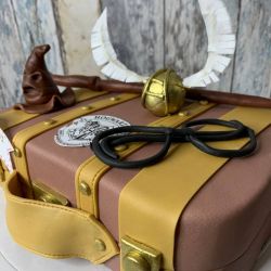 Tarta de Harry Potter cumpleaños maleta escuela de magia Hogwarts