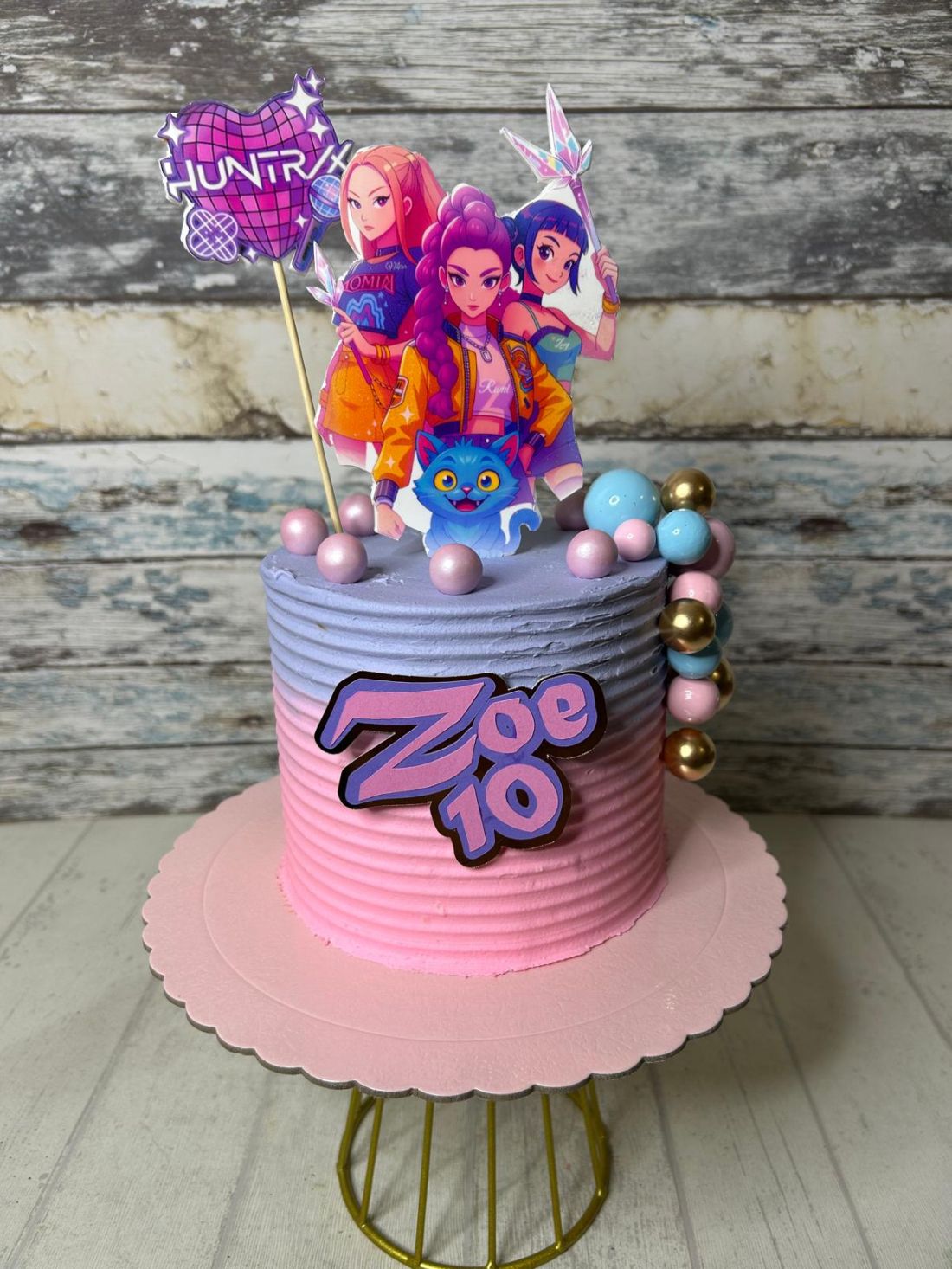 Diseño creativo tarta fondant cumpleaños Huntress con efecto degradado rosa y lavanda