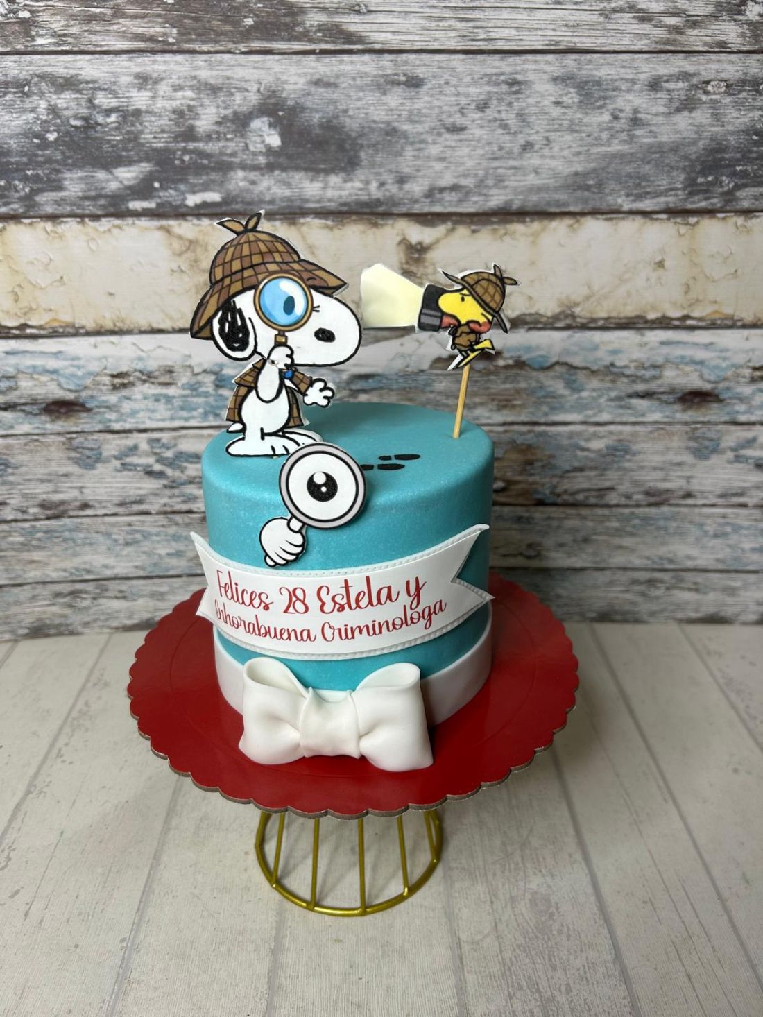 Tarta personalizada de 28 cumpleaños para criminóloga con figuras de Snoopy y Woodstock Sherlock Holmes.