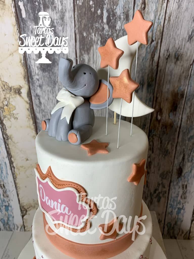 Tarta de cumpleaños en fondant del elefante dumbo del perfil derecho