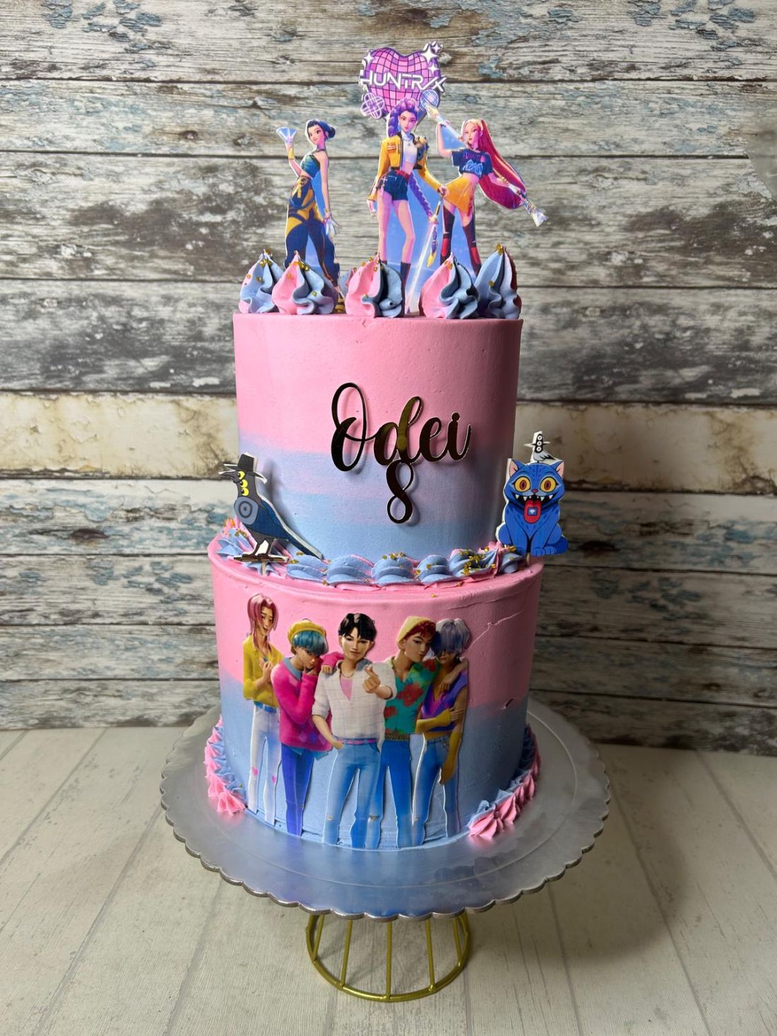 Tarta fondant K pop personalizada con figuras de personajes coreanos