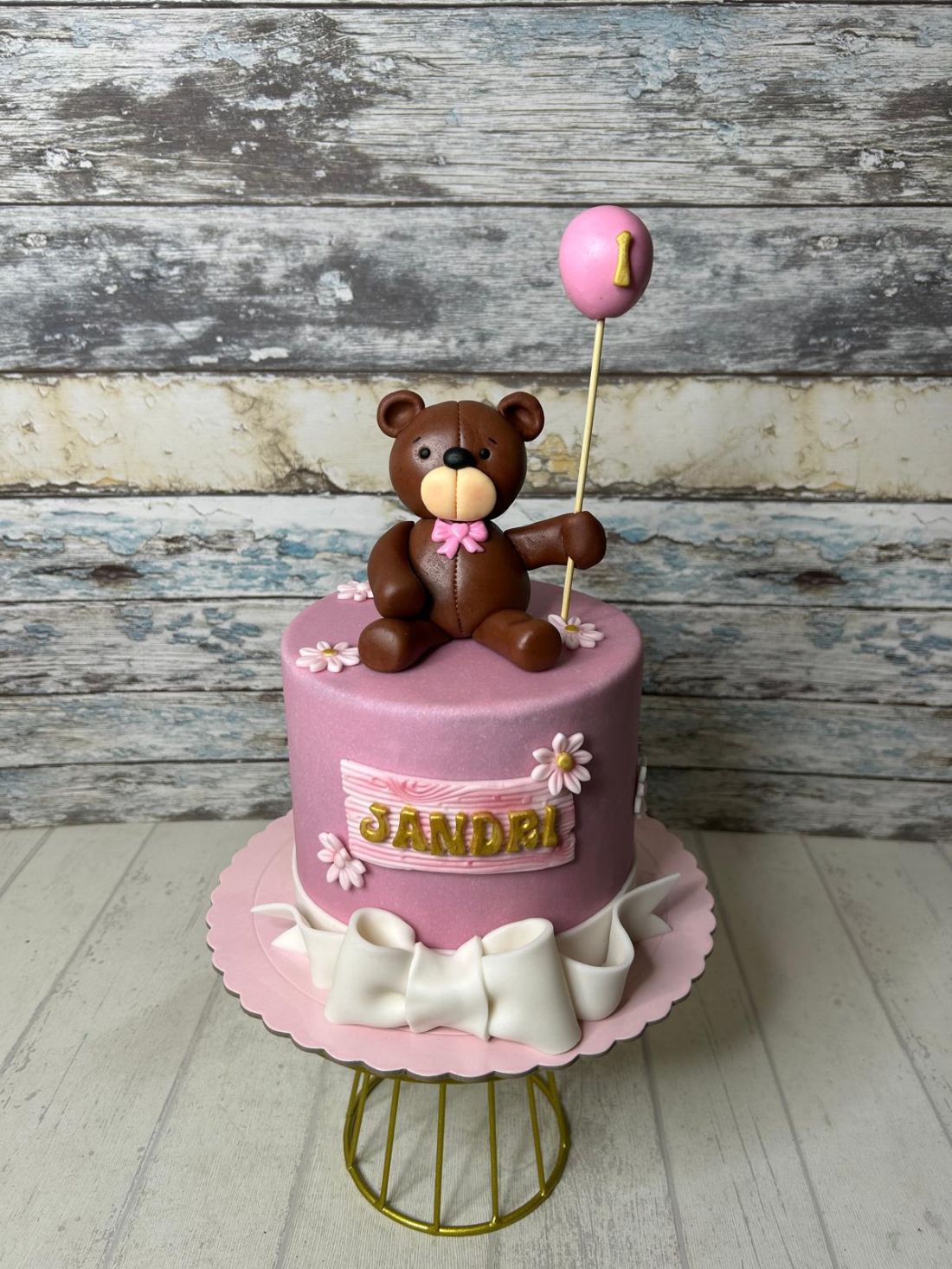 Tarta fondant personalizada rosa con oso de peluche y globo para primer cumpleaños