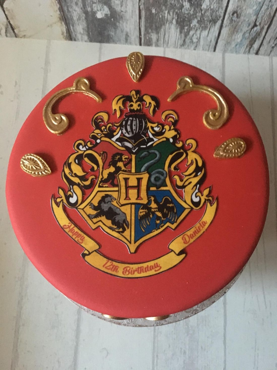 Tarta de Harry Potter del escudo de Hogwarts