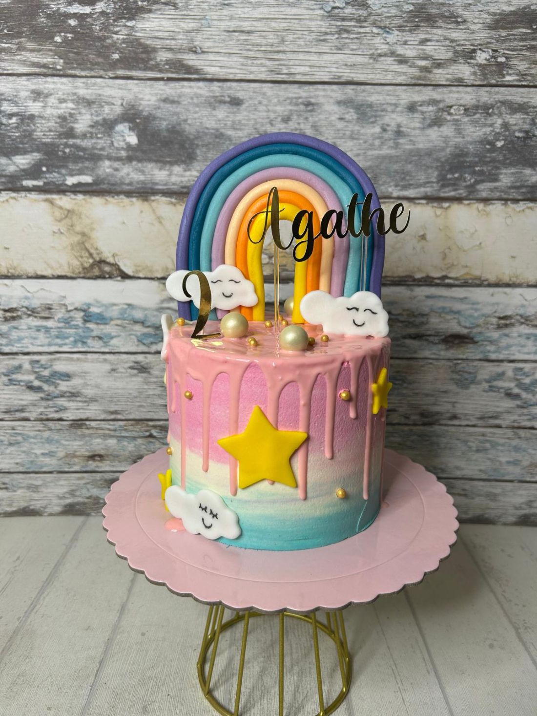 Tarta fondant de Agathe de segundo cumpleaños con un arcoiris