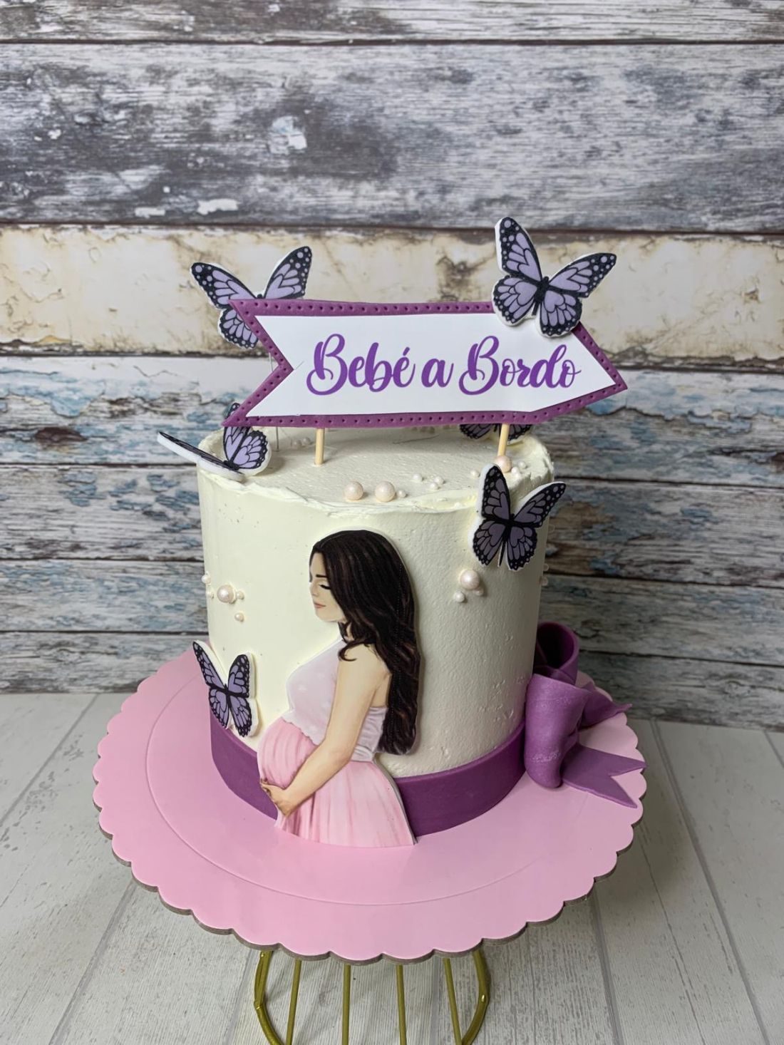 Tarta fondant de baby shower personalizado con figura de embarazada, mariposas 3D y topper de Bebé a Bordo