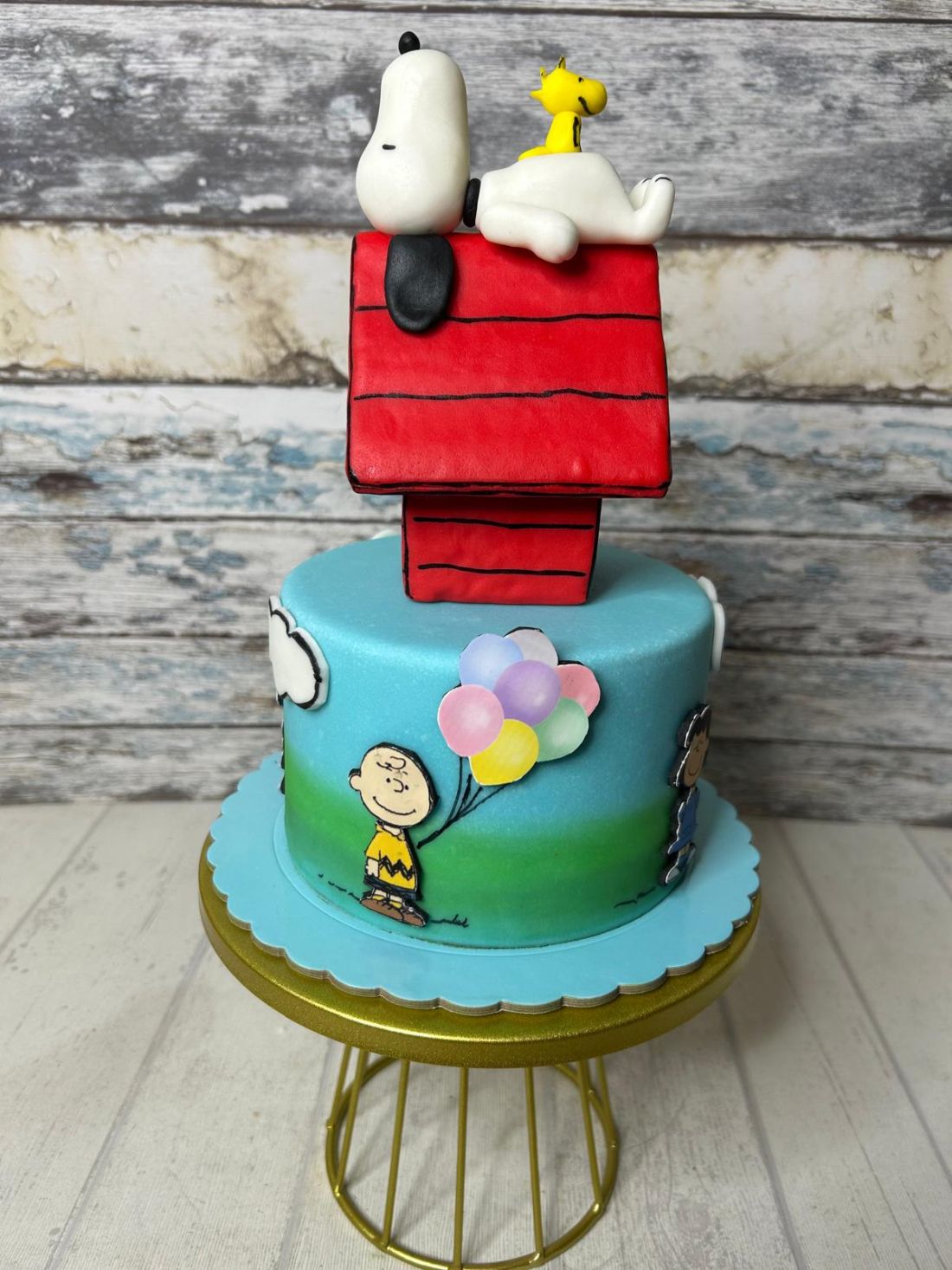 Tarta temática personalizada de Snoopy y la pandilla de Peanuts en fondant