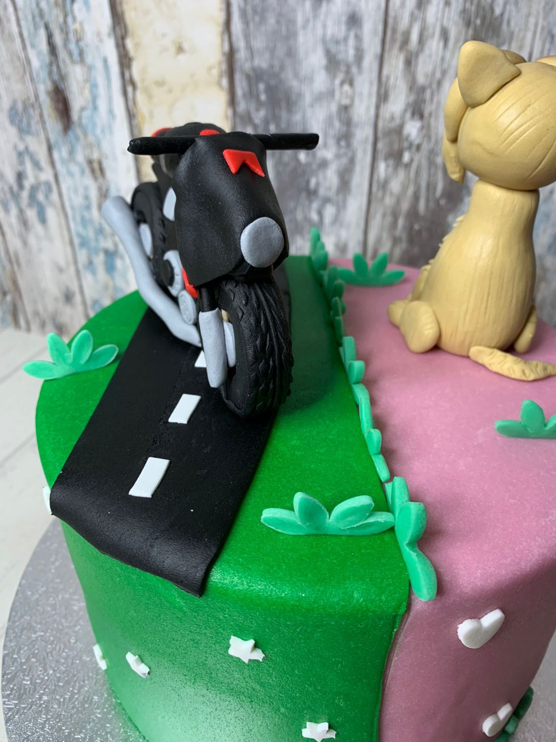 Tarta con moto y perro en Madrid