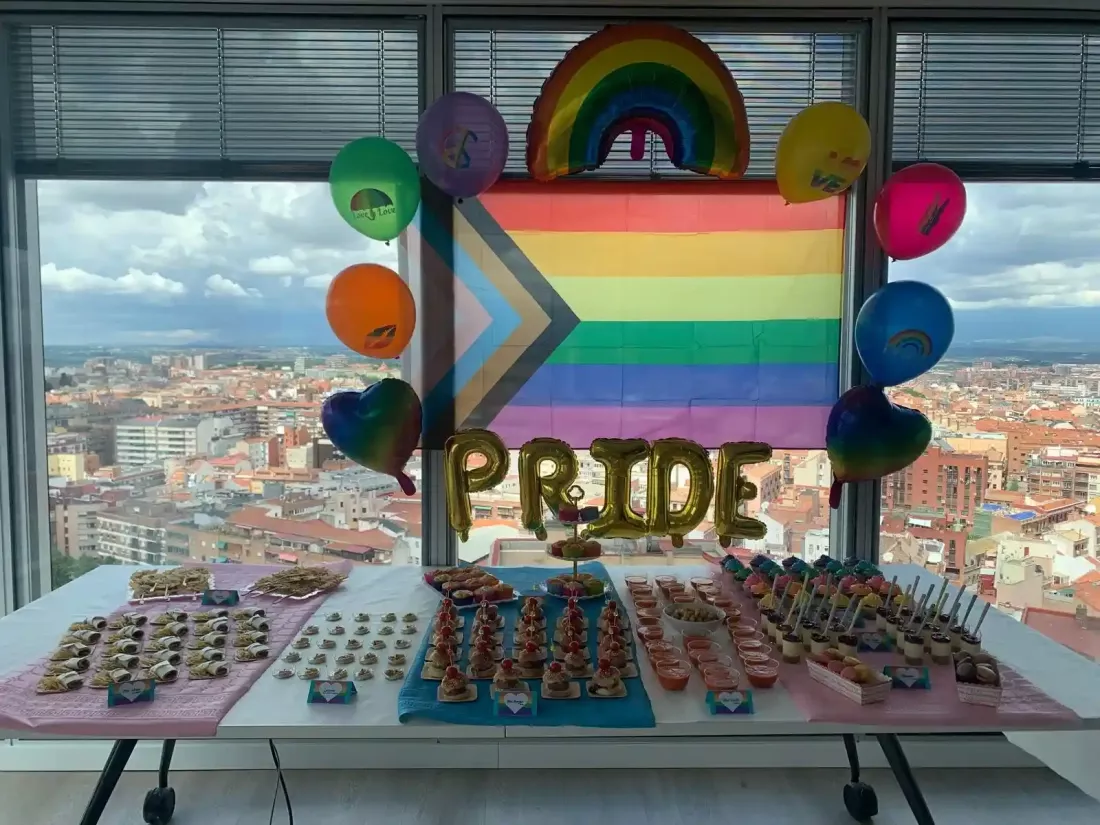 Tarta personalizada con decoración de arcoíris y colores de la bandera LGBT , ideal para celebrar el Orgullo, cumpleaños o una ocasión especial.