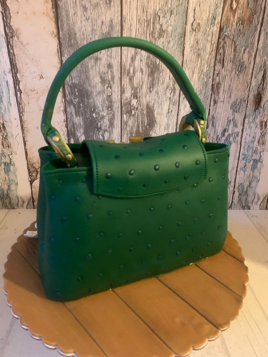 Tarta Fondant de un bolso verde Luis Vuitton parte de atrás