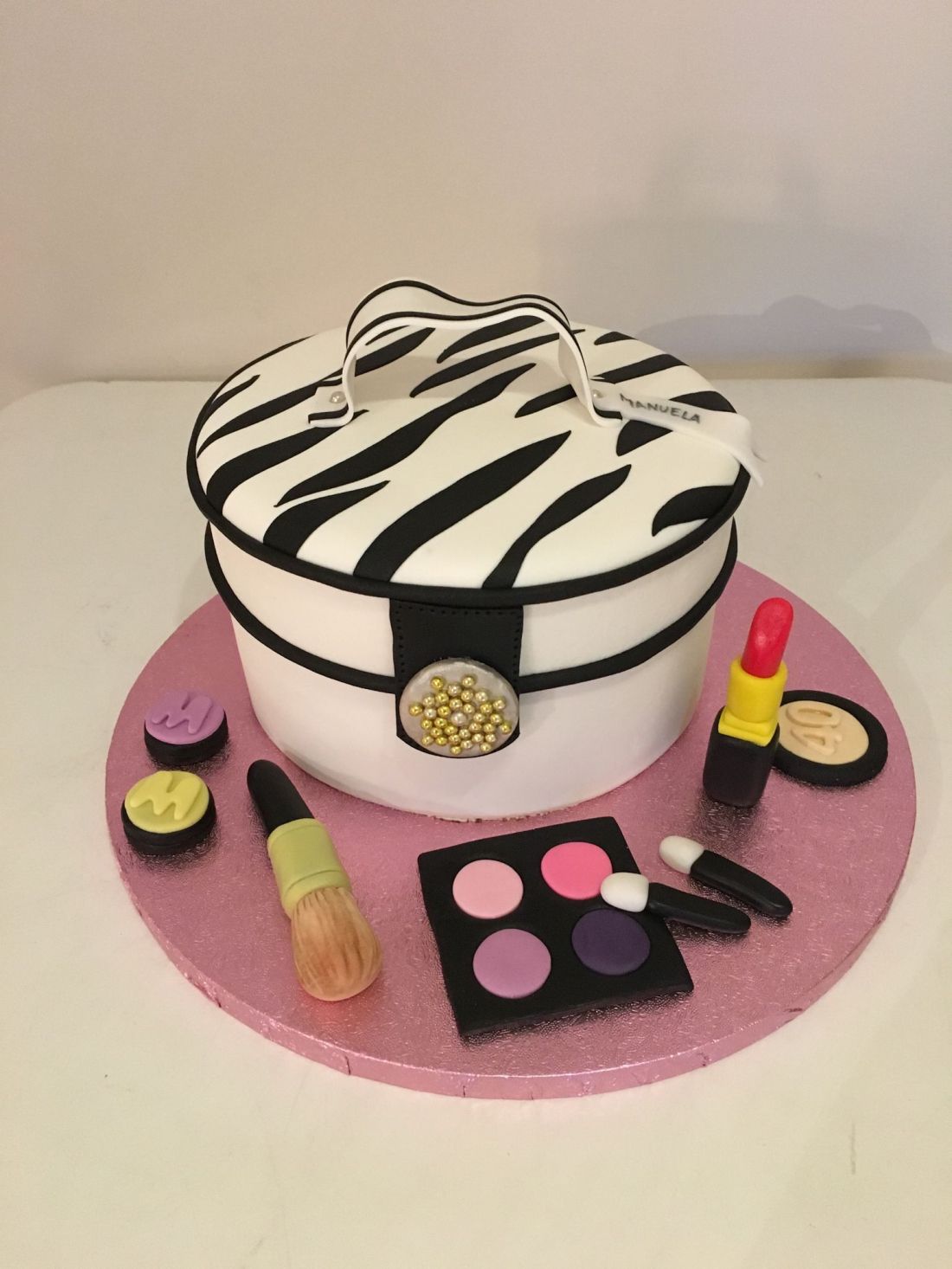 Tarta de fondant de un bolso con kit de maquillaje