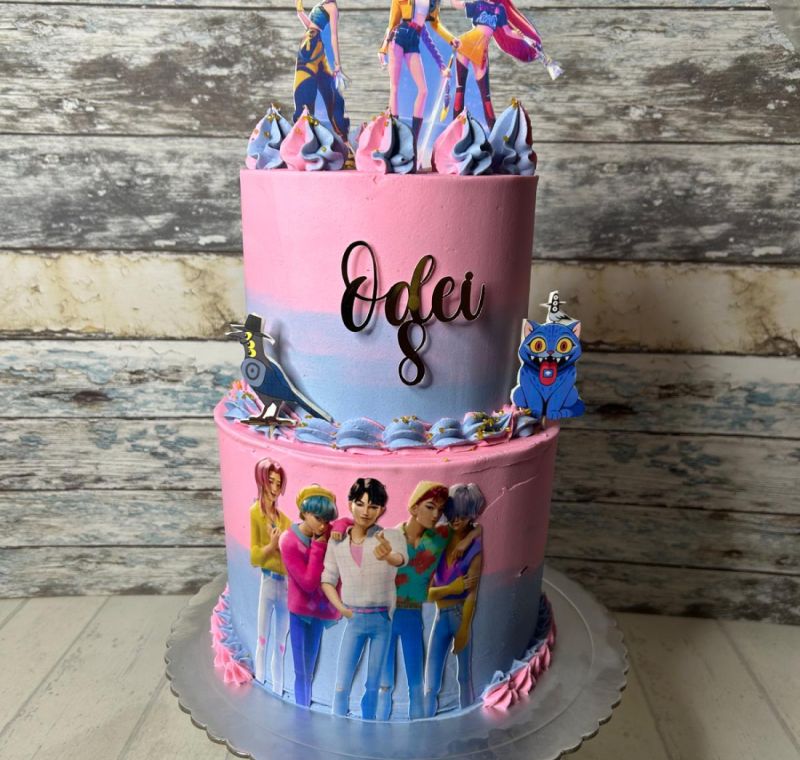 Tarta fondant K pop personalizada con figuras de personajes coreanos