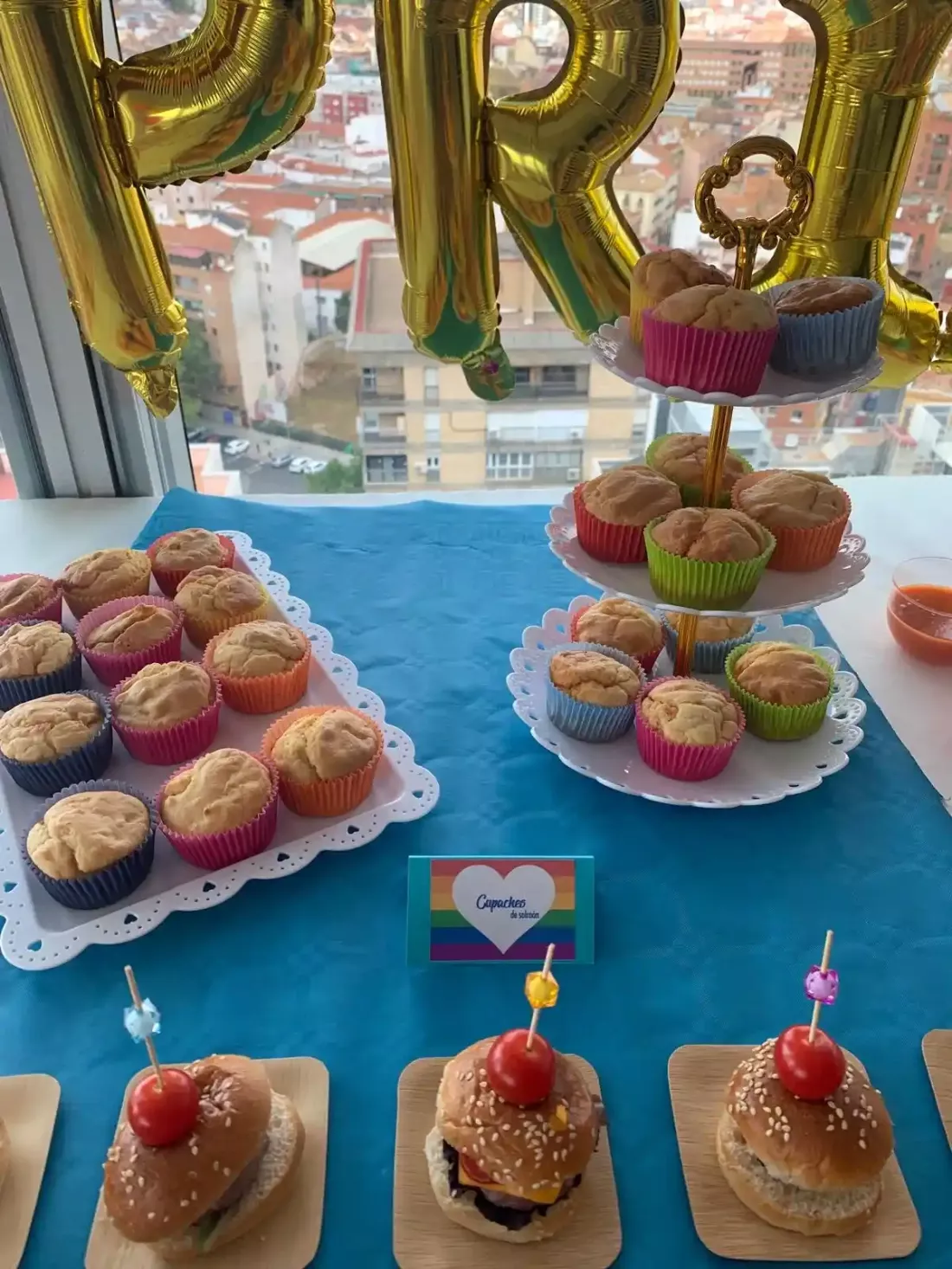 Cupcakes personalizados para el Pride decorados con colores del arcoíris y temática LGBT , ideales para celebraciones del Orgullo y eventos especiales gay.