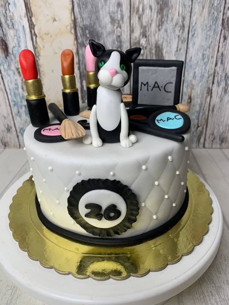 Tarta con perro y maquillaje