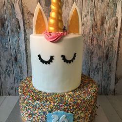 Tarta de unicornio y confeti