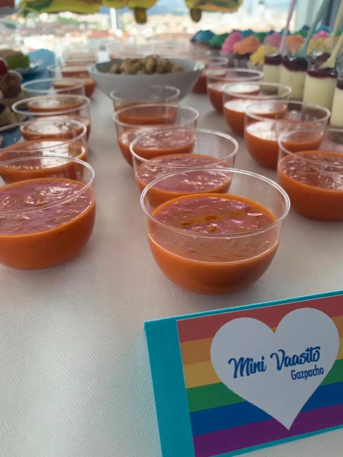 Mini vasito de gazpacho personalizado para Pride, decorado con detalles de colores arcoíris y presentación original para celebraciones LGBT