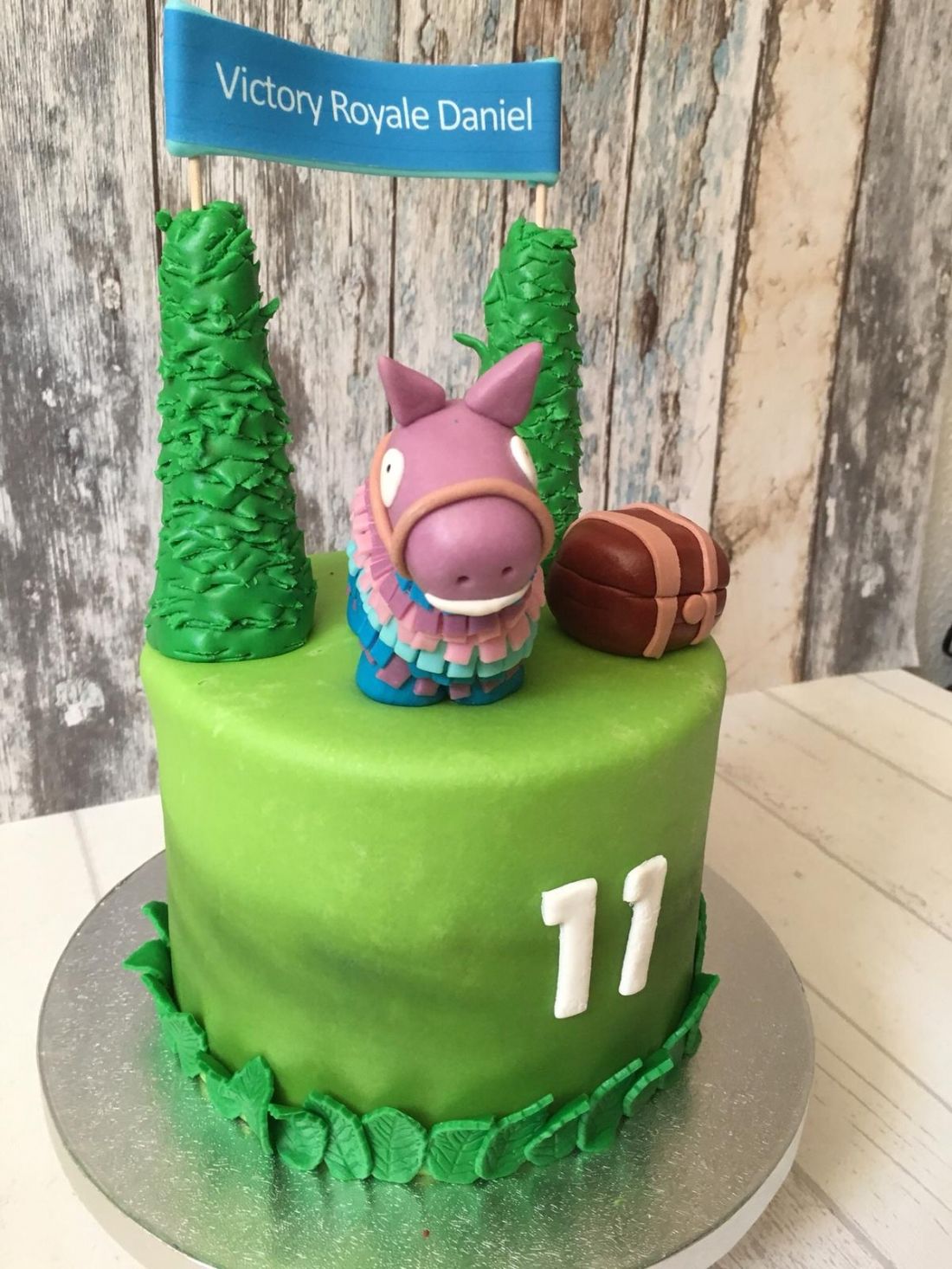 Tarta de la llama Fortnite rosa Madrid