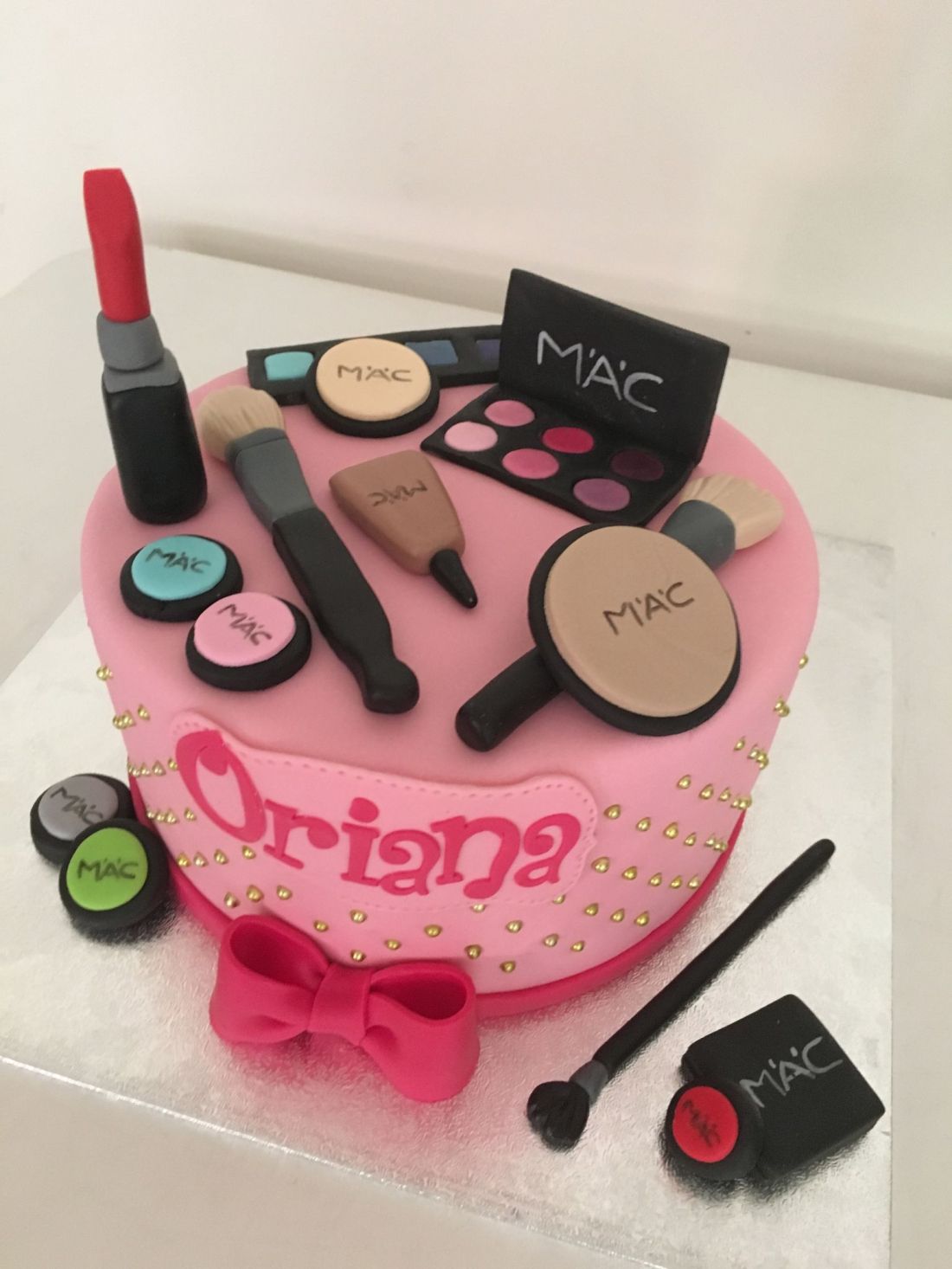 Tarta con kit de maquillaje que incluye pintalabios, brocha, pincel, lápiz